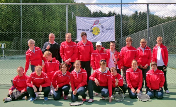 Stichting aangepast tennis "Komt ie" in nieuwe pak